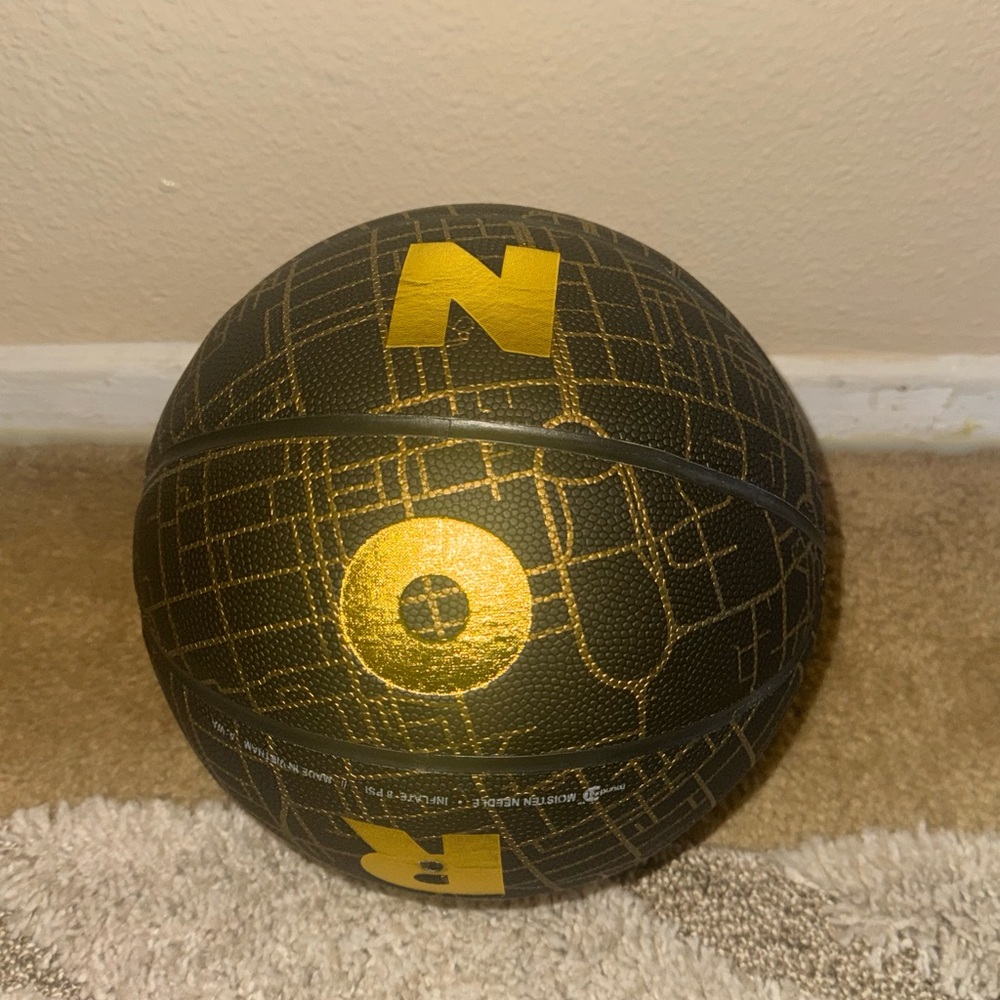 Toronto Edition Collector's Basketball Round21 - Picture 5 of 9